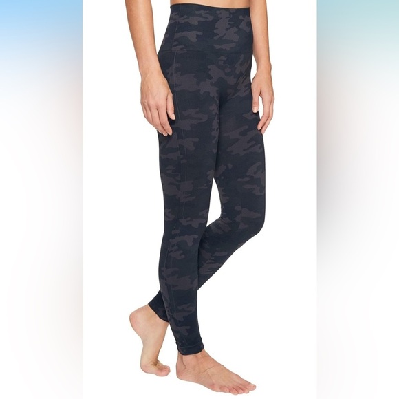 - SPANX Look at Me Now Seamless Leggings, Black Camo size M - Picture 1 of 10